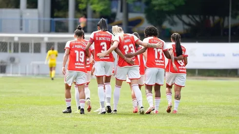 O elenco das Gurias Coloradas perdeu uma joia do meio-campo que pode reforçar o elenco do Santos na próxima temporada