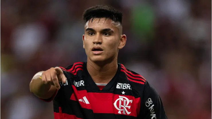 - Charly Alcaraz, meia argentino de 22 anos do Flamengo