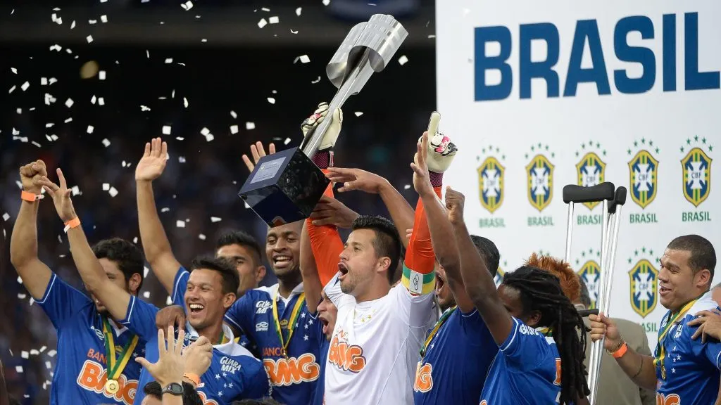 Dedé ergueu vários títulos pelo Cruzeiro - Foto: Pedro Martins/AGIF.