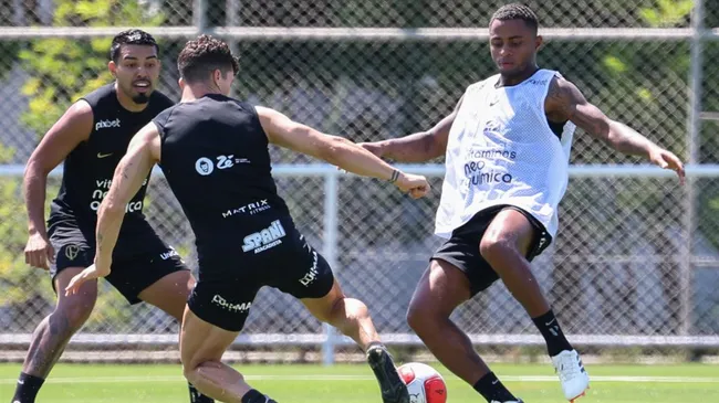 Diego Palacios vai brigar pela titularidade com Matheus Bidu - Foto: Marcello Zambrana/AGIF.