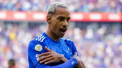 Matheus comemorando um gol da sua forma característica.