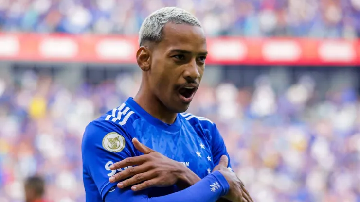 Matheus comemorando um gol da sua forma característica.