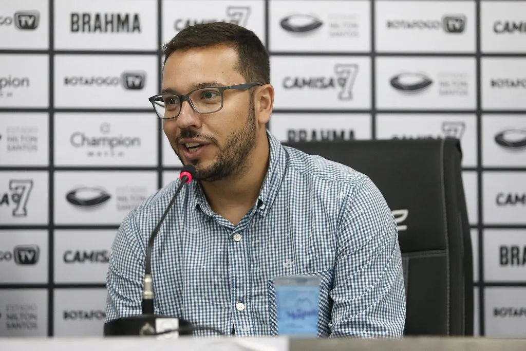 Alessandro Brito, diretor do Botafogo, virou alvo de Leila para comandar o departamento de futebol do Palmeiras – Foto: Vitor Silva/Botafogo