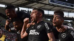 Tiquinho Soares, do Botafogo, comemora seu gol com jogadores do seu time durante partida contra o Fluminense