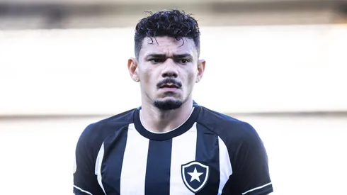Atacante possui contrato com o Botafogo até 2026