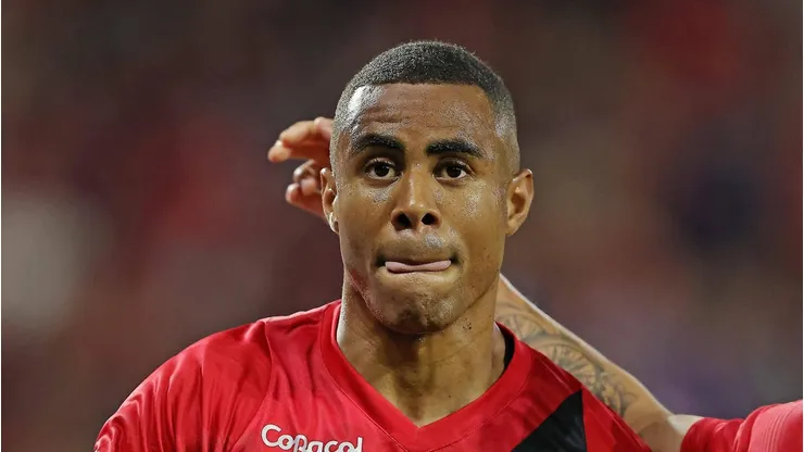 Erick durante partida contra o Bragantino.