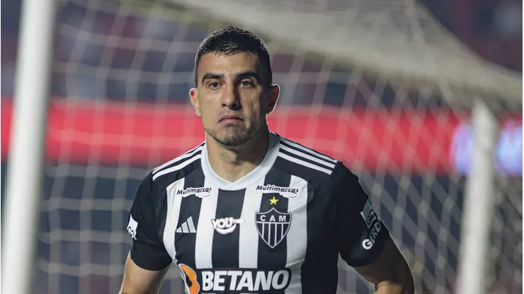 Battaglia após marcar gol importante contra o SPFC.