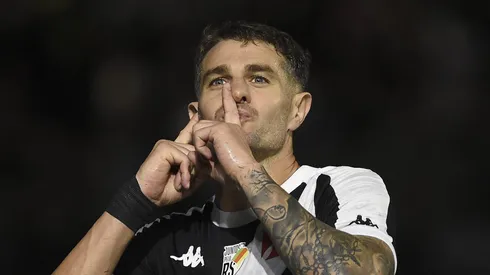 Vegetti comemorando gol no Rio de Janeiro.