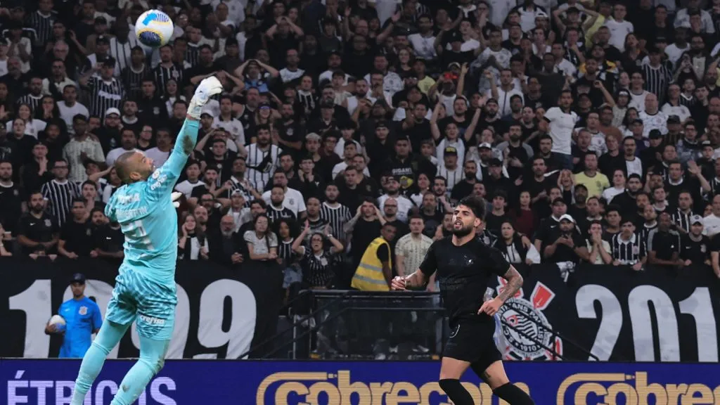 Weverton em partida contra o Corinthians no ano passado. Foto: Ettore Chiereguini/AGIF