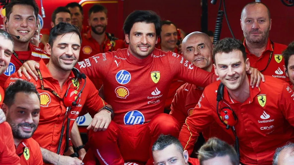 Carlos Sainz e equipe da Ferrari em Abu Dhabi