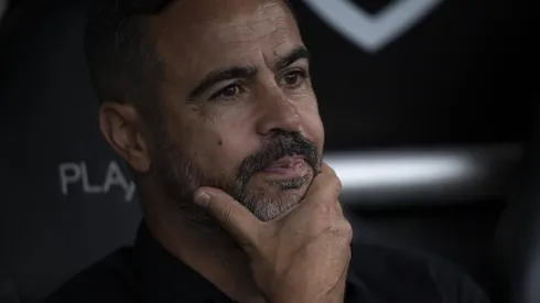 Artur Jorge técnico do Botafogo durante partida pelo Campeonato Brasileiro A 2024. Foto: Jorge Rodrigues/AGIF