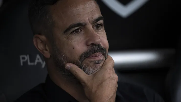 Artur Jorge técnico do Botafogo durante partida pelo Campeonato Brasileiro A 2024. Foto: Jorge Rodrigues/AGIF