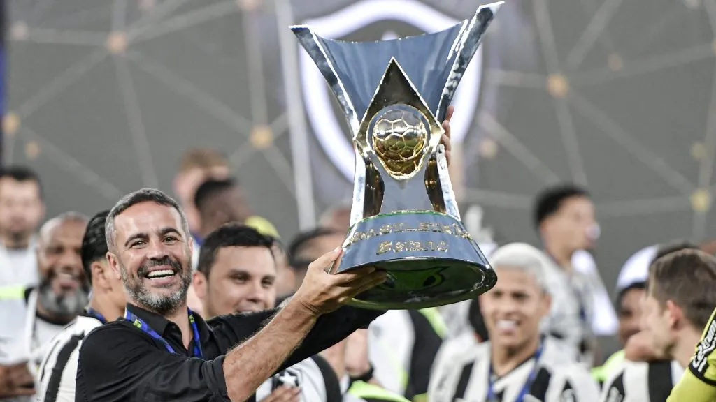 Artur Jorge técnico do Botafogo comemorando título de campeão do Campeonato Brasileiro A 2024. Foto: Thiago Ribeiro/AGIF