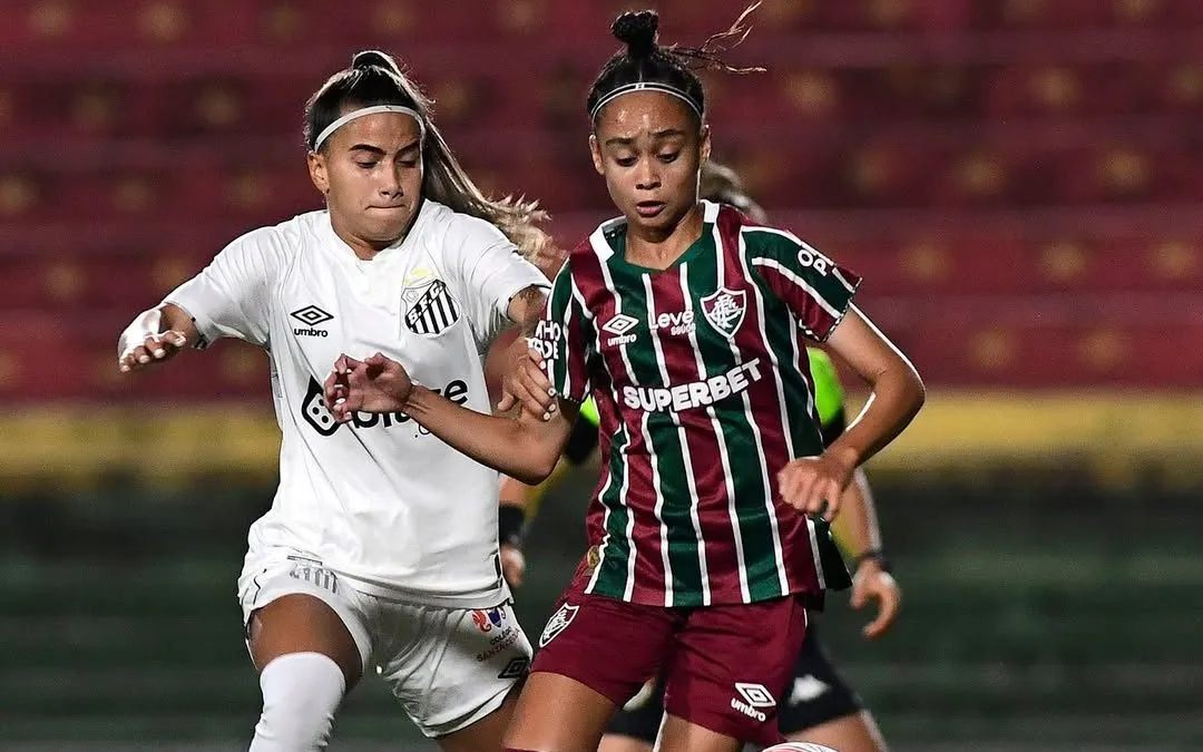 Jogadora do Fluminense disputa lance com rival do Santos, valendo vaga na decisão contra o Inter na Copinha Feminina. Foto:  Marcos Ribolli/Ag. Paulistão