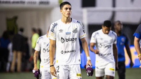 Jair Cunha jogador do Santos durante partida contra o Sao Paulo no estadio Vila Belmiro pelo campeonato Brasileiro A 2023. Foto: Abner Dourado/AGIF