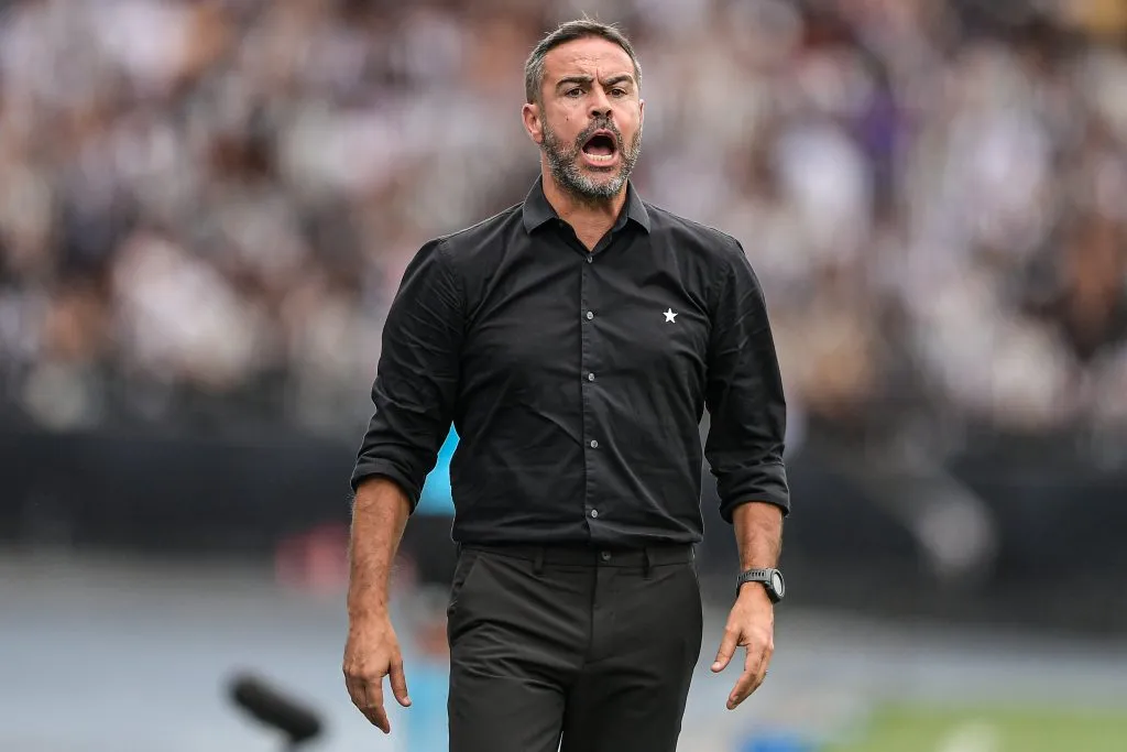 Possível saída de Artur Jorge do Botafogo é a principal preocupação da diretoria. Foto: Thiago Ribeiro/AGIF