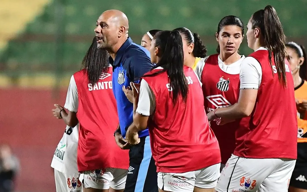 Técnico do Santos Feminino sub-20, Mauro Di Giuseppe durante duelo contra o Fluminense. Foto: Bruno Vaz/Santos FC