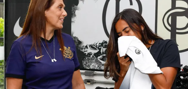 Diretora do Corinthians, Iris Sesso, dá boas-vindas para recém-chegada Andressa Alves. Foto: Rodrigo Gazzanel/Agência Corinthians