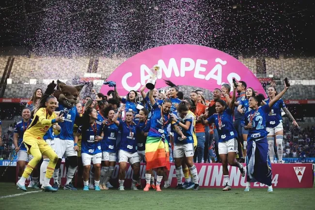 Cabulosas comemoram título do Campeonato Mineiro com o elenco completo em goleada de 4 a 1 sobre o América. Foto: Gustavo Martins/Cruzeiro