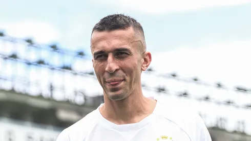 Apresentação do meio-campista na Vila Belmiro.