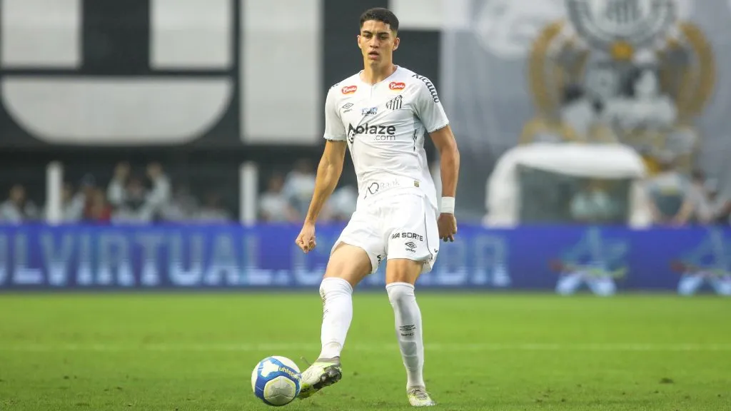 Jair Cunha jogador do Santos durante partida pelo Campeonato Brasileiro B 2024. Foto: Reinaldo Campos/AGIF