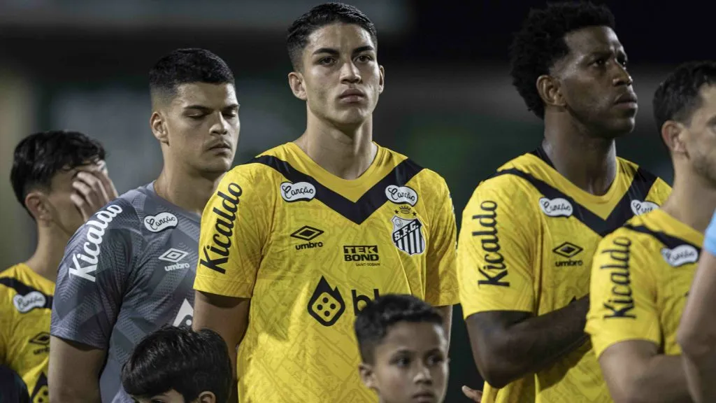 Jair Cunha jogador do Santos durante partida contra o Goias no estadio Serrinha pelo campeonato Brasileiro B 2024. Foto: Heber Gomes/AGIF