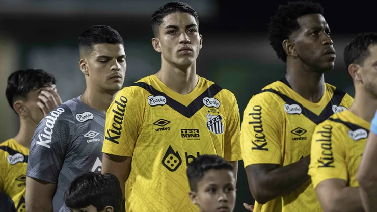 Jair Cunha jogador do Santos durante partida contra o Goias no estadio Serrinha pelo campeonato Brasileiro B 2024. Foto: Heber Gomes/AGIF