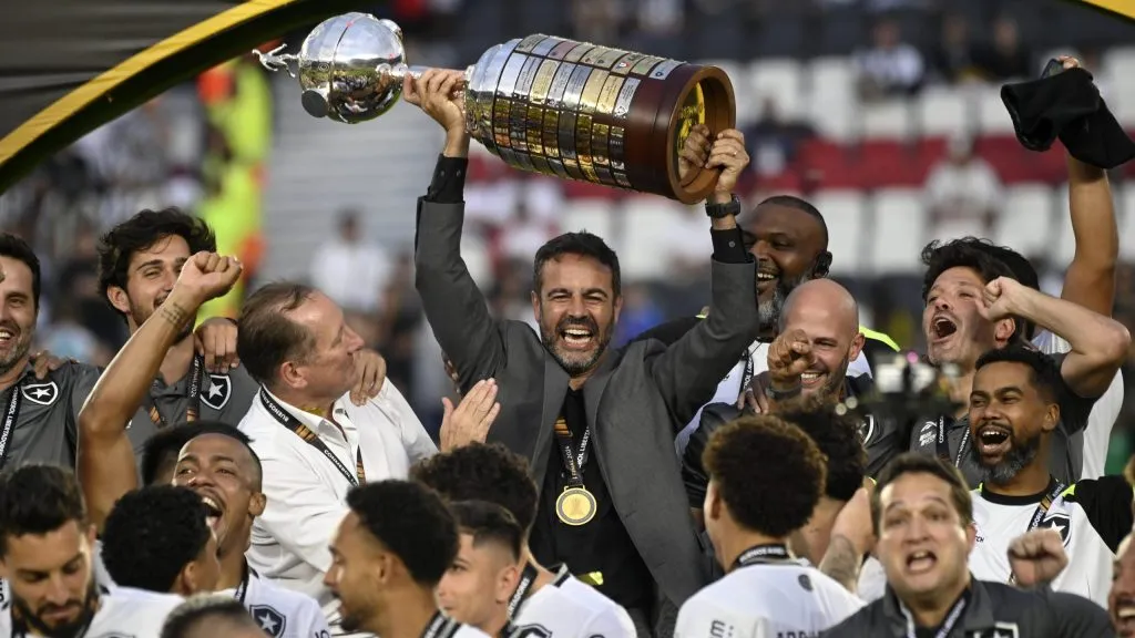 Artur Jorge comemorando com o troféu da Copa Libertadores 2024. Foto: Juan Manuel Baez