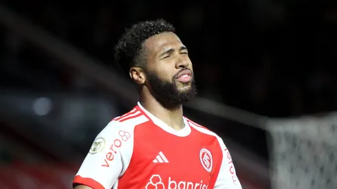 Wesley durante partida do Inter fora do Beira-Rio.