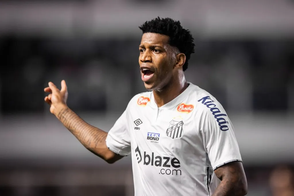 Gil orientando os atletas em campo - Foto: Abner Dourado/AGIF