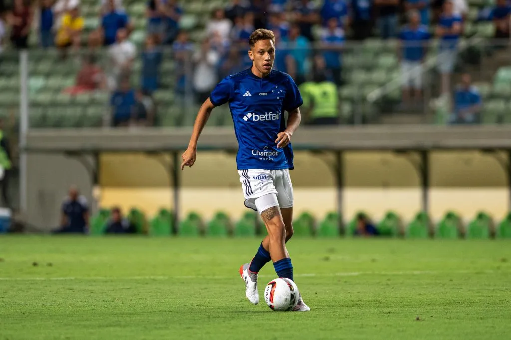 Ian Lucas em partida pela Raposa, em 2023. Foto: Alessandra Torres/AGIF