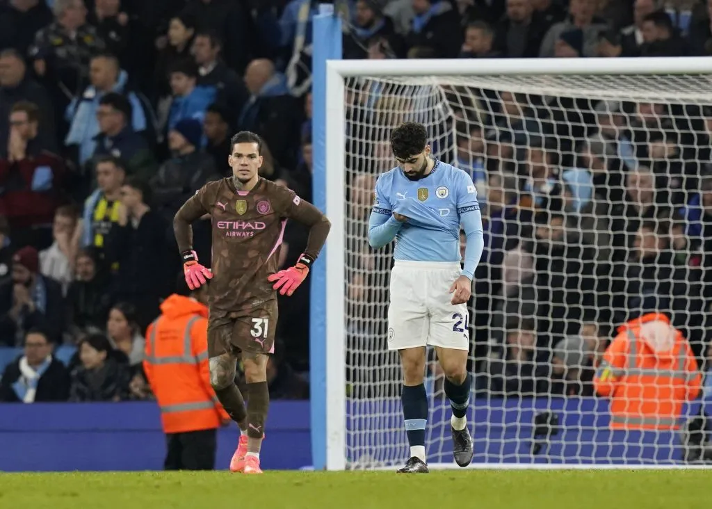 Ederson e Gvardiol em derrota do City para o Manchester United neste domingo (15), no Etihad Stadium.