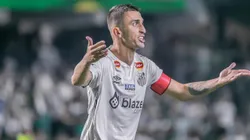 Joao Schmidt jogador do Santos durante partida contra o Coritiba no estadio Couto Pereira pelo campeonato Brasileiro B 2024. Foto: Fernando Teramatsu/AGIF