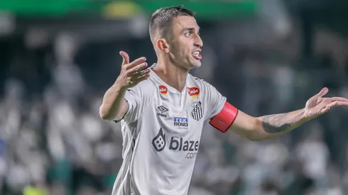 Joao Schmidt jogador do Santos durante partida contra o Coritiba no estadio Couto Pereira pelo campeonato Brasileiro B 2024. Foto: Fernando Teramatsu/AGIF