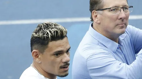 Tiquinho Soares está disputado no mercado da bola.