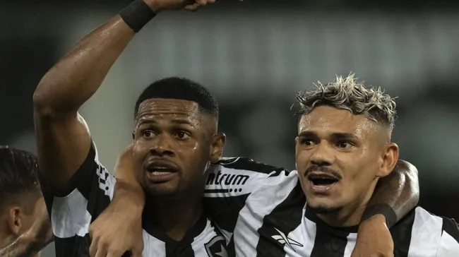 Foto: Jorge Rodrigues/AGIF – Tiquinho Soares pode trocar de clube no Rio de Janeiro.