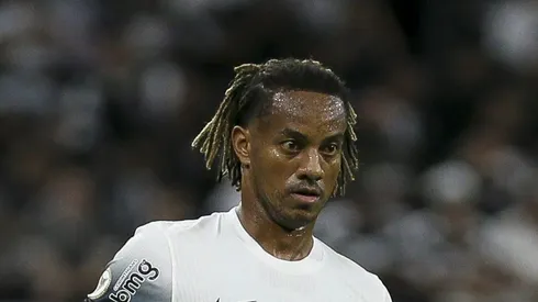 Carrillo em ação pelo Alvinegro do Parque São Jorge. Foto: Ricardo Moreira/Getty Images.