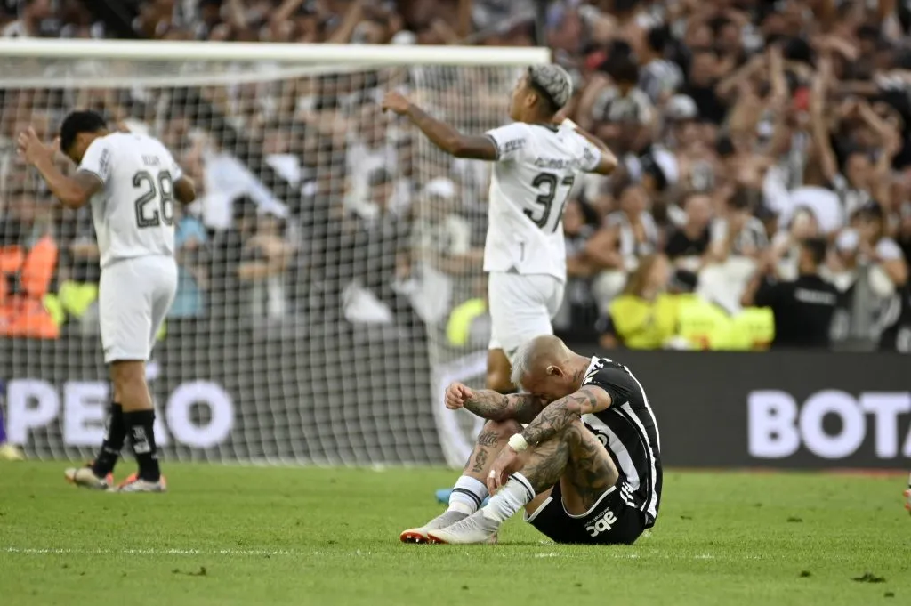 Vargas se lamenta por conta dos dois gols perdidos ao final da decisão da Libertadores.