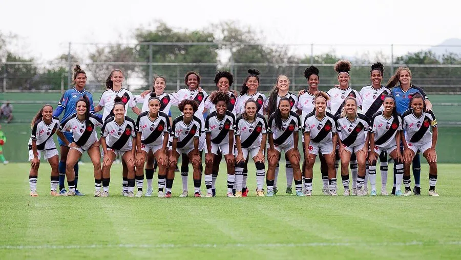 Formação completa do elenco das Meninas da Colina antes do anúncio da reformulação. Foto: