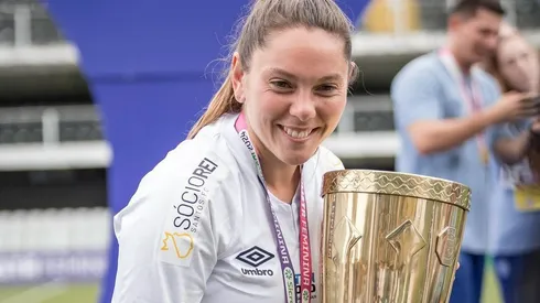 Mili Menéndez, atacante do Santos, comemora título com a camisa 22 na conquista da Copa Paulista Feminina, após a vitória sobre o Bragantino