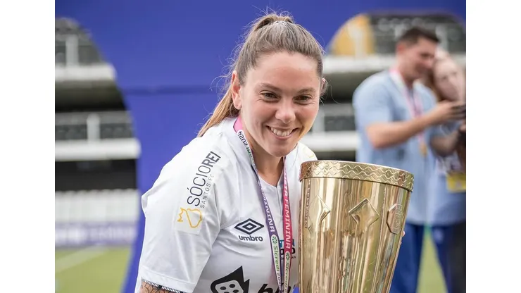 Mili Menéndez, atacante do Santos, comemora título com a camisa 22 na conquista da Copa Paulista Feminina, após a vitória sobre o Bragantino