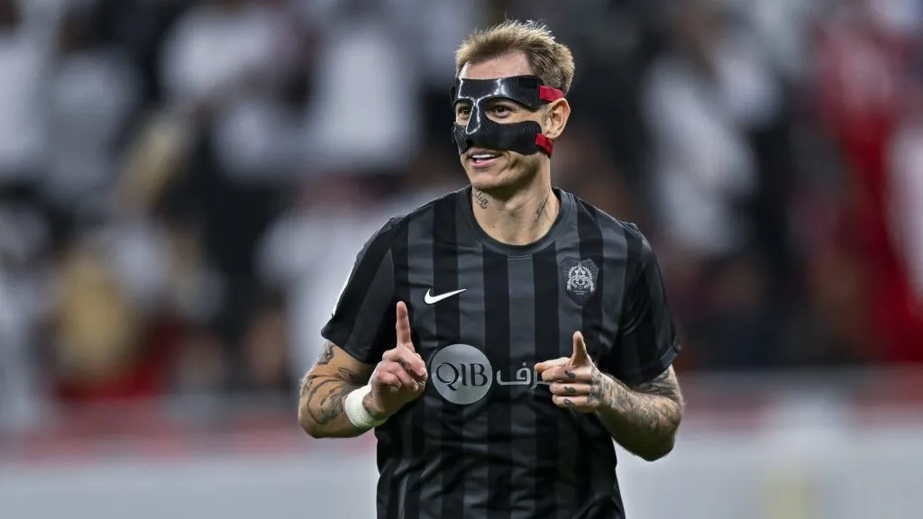 Róger Guedes comemorando pelo Al-Rayyan. Foto: Noushad