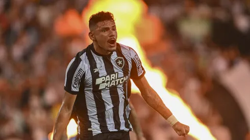 Botafogo toma decisão sobre futuro de Tiquinho Soares