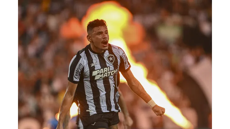 Botafogo toma decisão sobre futuro de Tiquinho Soares