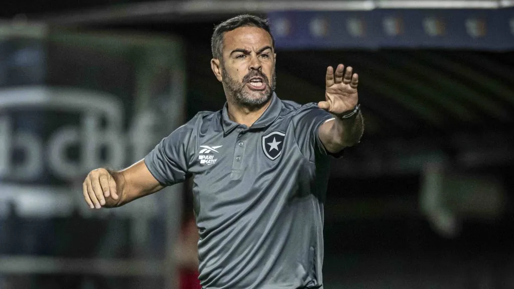 Artur Jorge em partida sob comando do Botafogo. Foto: Anderson Lira