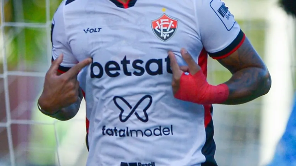 Fatal Model estampa o uniforme do Vitória - Foto: Jhony Pinho/AGIF.