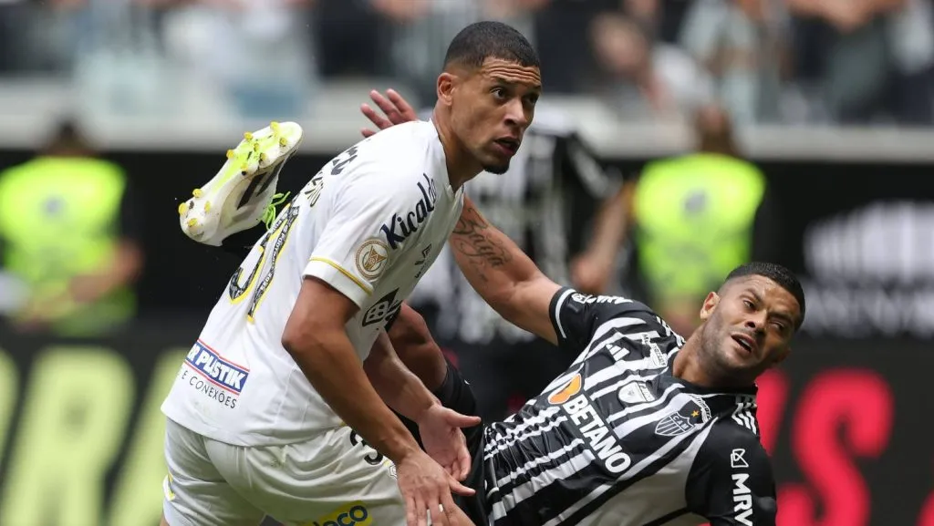 Foto: IMAGO / Sports Press Photo – Alex (de branco) em ação com a camisa do Peixe no Brasileirão de 2023.