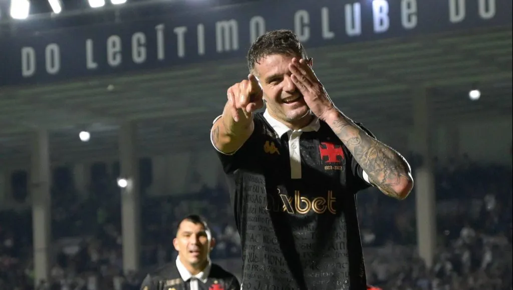 Pablo Vegetti comemorando gol pelo Vasco. Foto: Marcello Dias