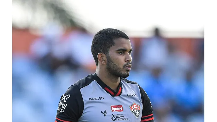 Lucas Arcanjo em ação pelo Vitória - Foto: Thiago Ribeiro/AGIF