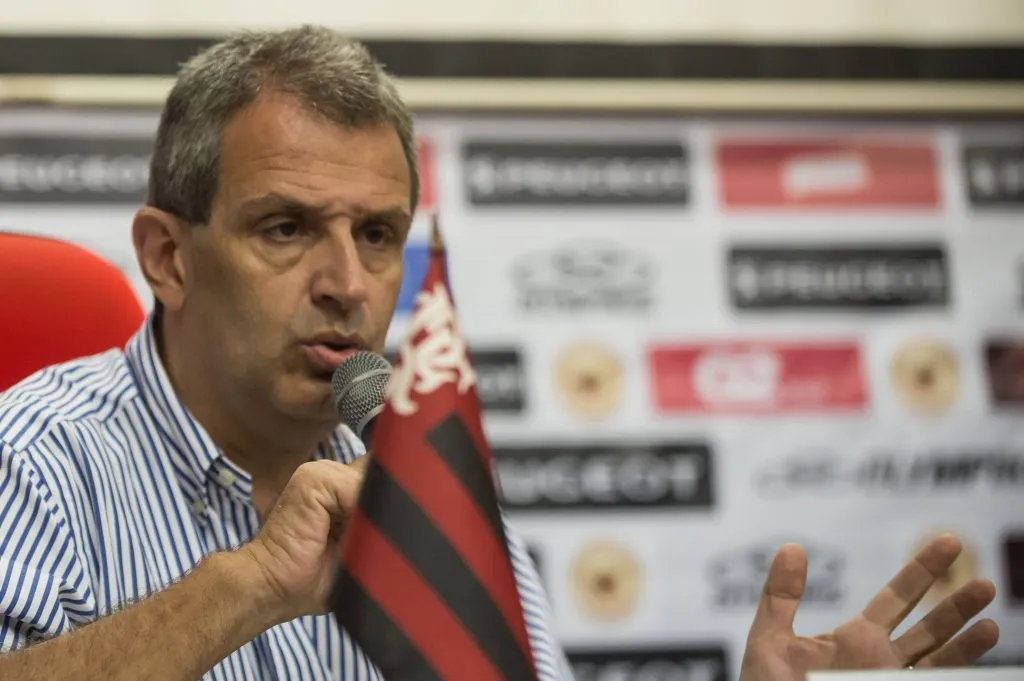 BAP discursando com bandeira do Flamengo no colo - Foto: IMAGO